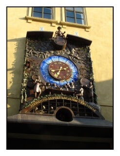 Celkový pohled na dokončený orloj u vstupu do Chrámu chmele v Žatci. Spolupráce na výrobě pro Petra Podzemského.
